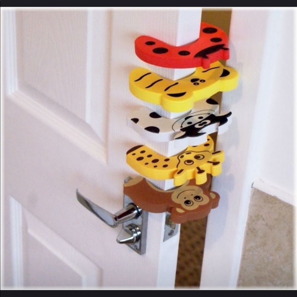 NWOT 5 pcs baby child proofing door holder